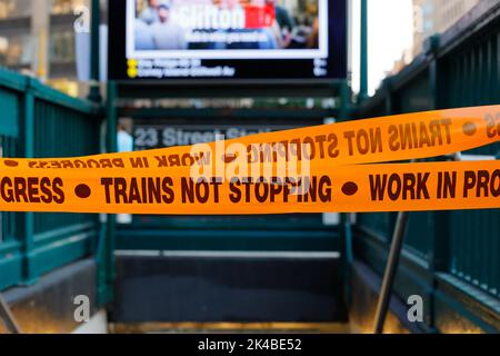 Ruban de mise en garde « trains ne s'arrêtant pas, travaux en cours » à l'entrée du métro de New York fermée pour travaux de construction et de travaux sur piste le week-end, New York City Banque D'Images