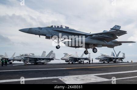 Busan, Corée du Sud. 28th septembre 2022. Un avion de chasse F/A-18F Super Hornet de la Marine américaine, attaché aux diamants de l'escadron de chasseurs Strike, atterrit sur le pont de vol du super-transporteur nucléaire de la classe Nimitz, USS Ronald Reagan, lors d'opérations d'entraînement conjointes avec la Marine sud-coréenne en mer de l'est, à 28 septembre 2022 près de Busan, en Corée du Sud. Crédit : MC2 Askia Collins/US Navy photo/Alay Live News Banque D'Images