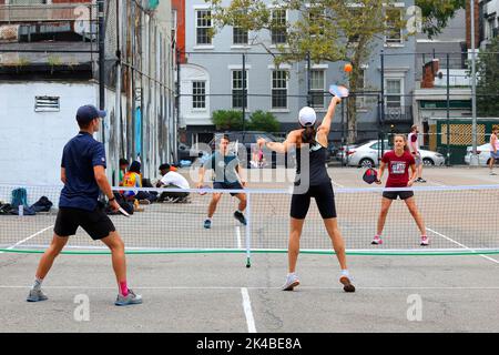 Les jeunes enfants jouent au pickleball sur un terrain de jeu urbain dans le quartier de Greenwich Village à Manhattan, à New York. Banque D'Images