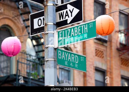 NYC panneaux de rue bilingues Elizabeth St et Bayard St dans Manhattan Chinatown, New York. La traduction chinoise est phonétique. 華埠, 紐約, 唐人街 Banque D'Images