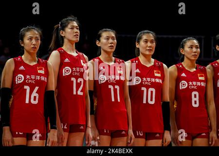 ARNHEM, PAYS-BAS - SEPTEMBRE 25 : Xia Ding de Chine, Yingying Li de Chine, Yizhu Wang de Chine, Yunlu Wang de Chine et Ye Jin de Chine se sont mis en file pour l'hymne national lors du match de la phase 1 du Pool D entre la Chine et l'Argentine le jour 3 du Championnat du monde de volley-ball FIVB Womens 2022 au Gelredome sur 25 septembre 2022 à Arnhem, pays-Bas (Photo de Rene Nijhuis/Orange Pictures) Banque D'Images