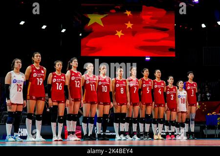 ARNHEM, PAYS-BAS - SEPTEMBRE 25 : Weiyi Wang de Chine, Peiyan Chen de Chine, Xia Ding de Chine, Yingying Li de Chine, Yizhu Wang de Chine, Yunlu Wang de Chine, Ye Jin de Chine, Yuanyuan Wang de Chine, Yi Gao de Chine, Hanyu Yang de Chine, Linyu Diao de Chine, Mengjie Wang de Chine et Xinyue Yuan de Chine se sont mis en ligne pour l'hymne national lors du match de la phase 1 de la piscine D entre la Chine et l'Argentine le jour 3 du Championnat du monde de volley-ball des femmes de la FIVB 2022 au Gelredome sur 25 septembre 2022 à Arnhem, pays-Bas (Photo de Rene Nijhuis/Orange Pictures) Banque D'Images