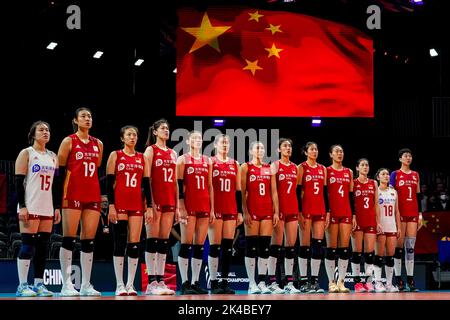 ARNHEM, PAYS-BAS - SEPTEMBRE 25 : Weiyi Wang de Chine, Peiyan Chen de Chine, Xia Ding de Chine, Yingying Li de Chine, Yizhu Wang de Chine, Yunlu Wang de Chine, Ye Jin de Chine, Yuanyuan Wang de Chine, Yi Gao de Chine, Hanyu Yang de Chine, Linyu Diao de Chine, Mengjie Wang de Chine et Xinyue Yuan de Chine se sont mis en ligne pour l'hymne national lors du match de la phase 1 de la piscine D entre la Chine et l'Argentine le jour 3 du Championnat du monde de volley-ball des femmes de la FIVB 2022 au Gelredome sur 25 septembre 2022 à Arnhem, pays-Bas (Photo de Rene Nijhuis/Orange Pictures) Banque D'Images