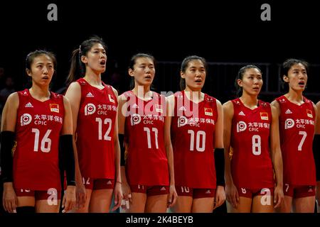 ARNHEM, PAYS-BAS - SEPTEMBRE 25 : Xia Ding de Chine, Yingying Li de Chine, Yizhu Wang de Chine, Yunlu Wang de Chine, YE Jin de Chine et Yuanyuan Wang de Chine se sont mis en file pour l'hymne national lors du match de la phase 1 de la piscine D entre la Chine et l'Argentine le jour 3 du Championnat du monde de volley-ball FIVB Womens 2022 au Gelredome sur 25 septembre 2022 à Arnhem, pays-Bas (Photo de Rene Nijhuis/Orange Pictures) Banque D'Images