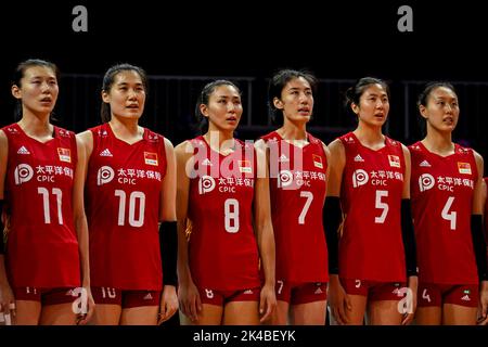 ARNHEM, PAYS-BAS - SEPTEMBRE 25 : Yizhu Wang de Chine, Yunlu Wang de Chine, Ye Jin de Chine, Yi Gao de Chine, Yuanyuan Wang de Chine et Hanyu Yang de Chine se sont alignés pour l'hymne national pendant le match de la phase 1 de la piscine D entre la Chine et l'Argentine le jour 3 du Championnat du monde de volley-ball FIVB Womens 2022 au Gelredome sur 25 septembre 2022 à Arnhem, pays-Bas (Photo de Rene Nijhuis/Orange Pictures) Banque D'Images