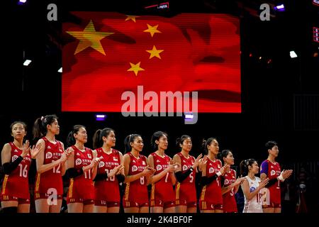 ARNHEM, PAYS-BAS - SEPTEMBRE 25 : Xia Ding de Chine, Yingying Li de Chine, Yizhu Wang de Chine, Yunlu Wang de Chine, Ye Jin de Chine, Yuanyuan Wang de Chine, Yi Gao de Chine, Hanyu Yang de Chine, Linyu Diao de Chine, Mengjie Wang de Chine et Xinyue Yuan de Chine se sont mis en ligne pour l'hymne national lors du match de la phase 1 de la piscine D entre la Chine et l'Argentine le jour 3 du Championnat du monde de volley-ball des femmes de la FIVB 2022 au Gelredome sur 25 septembre 2022 à Arnhem, pays-Bas (Photo de Rene Nijhuis/Orange Pictures) Banque D'Images