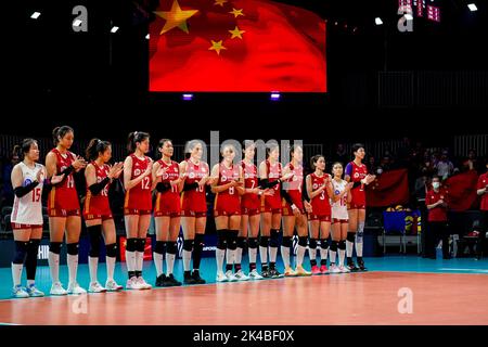 ARNHEM, PAYS-BAS - SEPTEMBRE 25 : Weiyi Wang de Chine, Peiyan Chen de Chine, Xia Ding de Chine, Yingying Li de Chine, Yizhu Wang de Chine, Yunlu Wang de Chine, Ye Jin de Chine, Yuanyuan Wang de Chine, Yi Gao de Chine, Hanyu Yang de Chine, Linyu Diao de Chine, Mengjie Wang de Chine et Xinyue Yuan de Chine se sont mis en ligne pour l'hymne national lors du match de la phase 1 de la piscine D entre la Chine et l'Argentine le jour 3 du Championnat du monde de volley-ball des femmes de la FIVB 2022 au Gelredome sur 25 septembre 2022 à Arnhem, pays-Bas (Photo de Rene Nijhuis/Orange Pictures) Banque D'Images