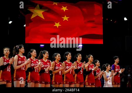 ARNHEM, PAYS-BAS - SEPTEMBRE 25 : Xia Ding de Chine, Yingying Li de Chine, Yizhu Wang de Chine, Yunlu Wang de Chine, Ye Jin de Chine, Yuanyuan Wang de Chine, Yi Gao de Chine, Hanyu Yang de Chine, Linyu Diao de Chine, Mengjie Wang de Chine et Xinyue Yuan de Chine se sont mis en ligne pour l'hymne national lors du match de la phase 1 de la piscine D entre la Chine et l'Argentine le jour 3 du Championnat du monde de volley-ball des femmes de la FIVB 2022 au Gelredome sur 25 septembre 2022 à Arnhem, pays-Bas (Photo de Rene Nijhuis/Orange Pictures) Banque D'Images