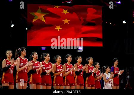 ARNHEM, PAYS-BAS - SEPTEMBRE 25 : Xia Ding de Chine, Yingying Li de Chine, Yizhu Wang de Chine, Yunlu Wang de Chine, Ye Jin de Chine, Yuanyuan Wang de Chine, Yi Gao de Chine, Hanyu Yang de Chine, Linyu Diao de Chine, Mengjie Wang de Chine et Xinyue Yuan de Chine se sont mis en ligne pour l'hymne national lors du match de la phase 1 de la piscine D entre la Chine et l'Argentine le jour 3 du Championnat du monde de volley-ball des femmes de la FIVB 2022 au Gelredome sur 25 septembre 2022 à Arnhem, pays-Bas (Photo de Rene Nijhuis/Orange Pictures) Banque D'Images