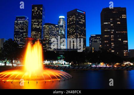 Une fontaine au Los Angeles Department of Water and Power Guss et est illuminée devant la ligne d'horizon DE LA au crépuscule Banque D'Images