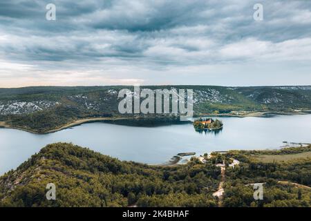 Paysage d'automne Monastère de Visovac, situé dans le parc national de Krka et construit au-dessus des anciennes catacombes romaines.petite île au milieu de la rivière. Banque D'Images