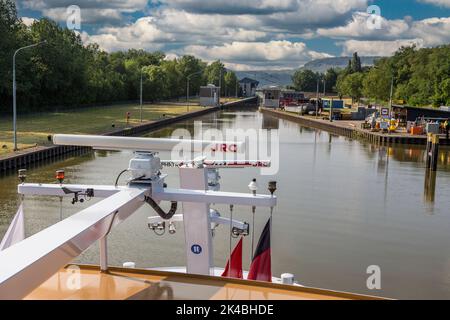 L'Allemagne. Moselle près de Mehring. L'approche d'un blocage de la rivière. Banque D'Images