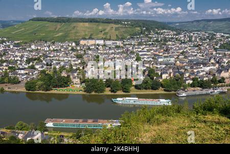 Bernkastel-Kues, Allemagne, avec des bateaux de croisière de la Rivière Moselle. Vue du château de Landshut. Banque D'Images