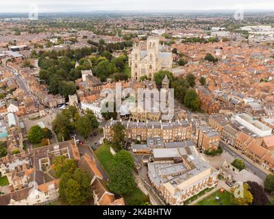 Vue aérienne de York Minster et de la région historique environnante Banque D'Images