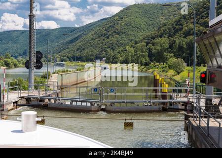 Müden, Allemagne. Bateau de croisière dans une Moselle serrure. Banque D'Images