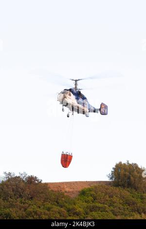 Un hélicoptère Kamov Ka-32 collectant de l'eau alors qu'il combat l'un des plus grands feux de forêt à frapper le sud de l'Espagne Banque D'Images