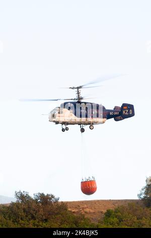 Un hélicoptère Kamov Ka-32 collectant de l'eau alors qu'il combat l'un des plus grands feux de forêt à frapper le sud de l'Espagne Banque D'Images