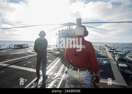 220925-N-ZQ263-1021 OCÉAN PACIFIQUE (SEPT 25, 2022) des marins américains à bord du destroyer de missile guidé de classe Arleigh Burke USS Chung-Hoon (DDG 93) se préparent à prendre le pont de vol en tant qu'hélicoptère MH-60R Sea Hawk, des « Battlecats » de l'Escadron de frappe maritime de l'hélicoptère (HSM 73). Chung-Hoon travaille avec Nimitz Carrier Strike Group en vue d'un déploiement à venir. (É.-U. Navy photo par Mass communication Specialist 3rd Class Kenneth Lagadi) Banque D'Images