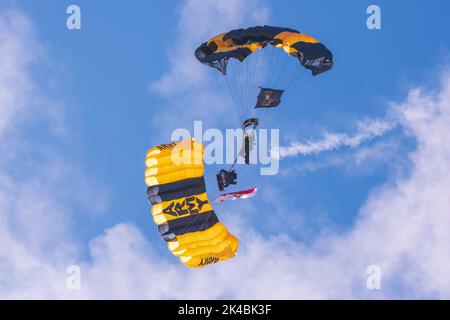 Sgt. 1st classe Morgan George et Sgt. Benjamin Hall, de l'équipe de parachutistes de l'armée des États-Unis, vole côte à côte, et manœuvre avancée de la canopée, pour un saut de démonstration au Pacific Airshow à Huntington Beach, en Californie, le 30 septembre 2022. L'équipe de parachutistes de l'armée américaine se déroulera au salon de l'aéronautique du Pacifique du 30 septembre au 2 octobre. (É.-U. Photo de l'armée par Megan Hackett) Banque D'Images