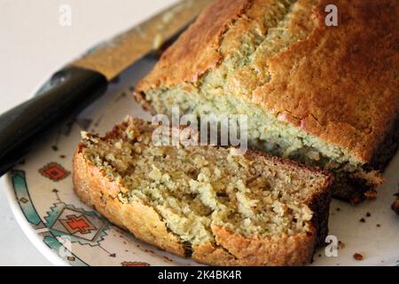 Gros plan d'un pain et d'une tranche de pain de courgettes moelleux, doux et appétissant, un dessert de vacances au four Banque D'Images