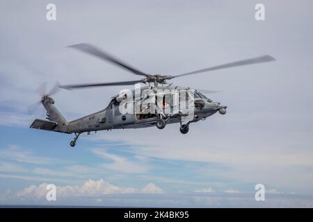 220929-N-MW880-1016 MER ADRIATIQUE (SEPT 29, 2022) un hélicoptère MH-60s Nighthawk, attaché à l'Escadron de combat en mer (HSC) 5, se prépare à atterrir à bord du porte-avions de la classe Nimitz USS George H.W. Bush (CVN 77), 29 septembre 2022. Carrier Air Wing (CVW) 7 est la composante aérienne et de grève offensive du Carrier Strike Group (CSG) 10 et du George H.W. Bush Carrier Strike Group (GHBWCSG). Les escadrons du CVW-7 sont le Strike Fighter Squadron (VFA) 143, le VFA-103, le VFO-86, le VFA-136, le Electronic Attack Squadron (VAQ) 140, le VAW-121, le HSC-5 et le Helicopter Maritime Strike Squadron (HSM) 46. Le GHBWCSG Banque D'Images