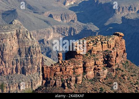 Topographie haute, profonde et ombragée du Grand Canyon, en Arizona Banque D'Images