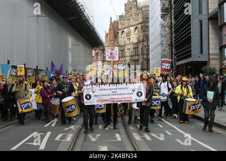 Manchester, Royaume-Uni. 1st octobre 2022. Le coût de la vie est suffisant pour protester contre des centaines de personnes qui descendent dans les rues de la ville. Manchester, Royaume-Uni. Credit: Barbara Cook/Alay Live News Banque D'Images
