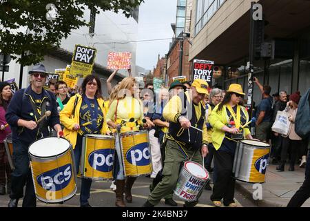 Manchester, Royaume-Uni. 1st octobre 2022. Le coût de la vie est suffisant pour protester contre des centaines de personnes qui descendent dans les rues de la ville. Manchester, Royaume-Uni. Credit: Barbara Cook/Alay Live News Banque D'Images