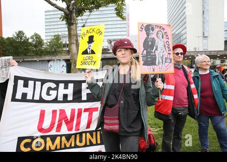 Manchester, Royaume-Uni. 1st octobre 2022. Le coût de la vie est suffisant pour protester contre des centaines de personnes qui descendent dans les rues de la ville. Manchester, Royaume-Uni. Credit: Barbara Cook/Alay Live News Banque D'Images