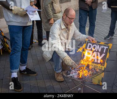 Londres, Royaume-Uni. 1st octobre 2022. Les manifestants brûlent leurs factures d'énergie, dans le cadre de la campagne Don't Pay, exhortant les gens à ne pas payer leurs factures d'énergie pour protester contre la flambée des coûts. Des gens, ainsi que divers groupes et syndicats se sont rassemblés devant la mairie de Lewisham pour protester contre la crise du coût de la vie, la crise climatique, la hausse des factures d'énergie et le gouvernement conservateur, et en solidarité avec les diverses grèves qui ont lieu dans tout le Royaume-Uni. Photo Horst A. Friedrichs Alamy Live News Banque D'Images