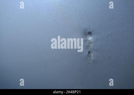 Sur le bouclier arrière rayé gris voiture. Libre de droit du bouclier arrière endommagé sur la voiture. Photo pour la compagnie d'assurance d'une voiture rayée Banque D'Images