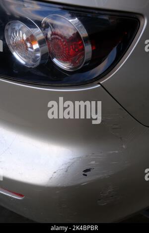 Sur le bouclier arrière rayé gris voiture. Libre de droit du bouclier arrière endommagé sur la voiture. Photo pour la compagnie d'assurance d'une voiture rayée Banque D'Images