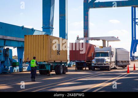 CBP effectue des inspections NII ou non intrusives sur des conteneurs portuaires au port de Philadelphie. Photo de James Tourtellotte Banque D'Images