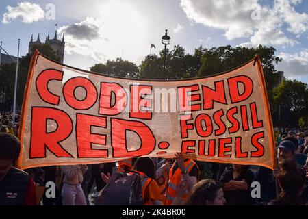 Londres, Royaume-Uni. 1st octobre 2022. Il suffit de mettre fin au pétrole et à l'extinction les manifestants de la rébellion bloquent la place du Parlement. La marche faisait partie de la journée assez de protestations qui ont vu différents groupes se rassembler pour protester contre la crise du coût de la vie, la hausse des factures d'énergie, le changement climatique et le gouvernement conservateur, et en solidarité avec les grèves en cours dans tout le Royaume-Uni. Credit: Vuk Valcic/Alamy Live News Banque D'Images