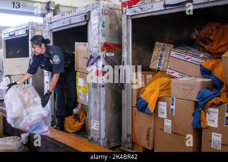 Les agents des douanes et de la protection des frontières affectés au port régional de Jacksonville, en Floride, effectuent des inspections de marchandises en consignation de colis étrangers arrivant aux États-Unis le 20 février. Photo par Ozzy Trevino, U.S. Customs and Border protection Banque D'Images