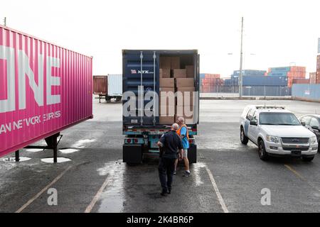 Des agents des douanes et de la protection des frontières et des spécialistes de l'importation affectés au port régional de Jacksonville, inspectent les expéditions de violations possibles des droits de propriété intellectuelle le 21 février. Photo par Ozzy Trevino, U.S. Customs and Border protection Banque D'Images