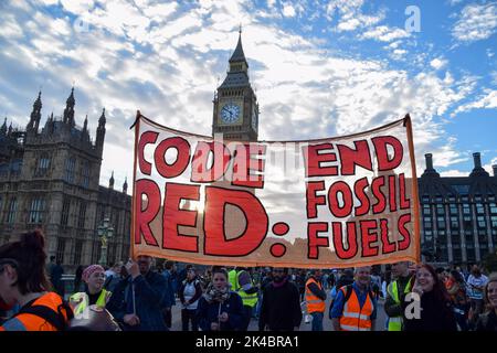 Londres, Royaume-Uni. 1st octobre 2022. Il suffit de mettre fin au pétrole et à l'extinction les manifestants de la rébellion bloquent la place du Parlement. La marche faisait partie de la journée assez de protestations qui ont vu différents groupes se rassembler pour protester contre la crise du coût de la vie, la hausse des factures d'énergie, le changement climatique et le gouvernement conservateur, et en solidarité avec les grèves en cours dans tout le Royaume-Uni. Credit: Vuk Valcic/Alamy Live News Banque D'Images