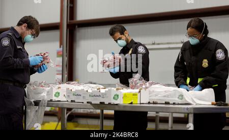 Bureau des douanes et de la protection des frontières des États-Unis des opérations sur le terrain des spécialistes agricoles inspectent les expéditions de fruits qui arrivent au port de Philadelphie, Pennsylvanie, 16 avril 2020. Photo CBP par Glenn Fawcett Banque D'Images