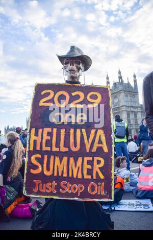 Londres, Royaume-Uni. 1st octobre 2022. Il suffit d'arrêter Oil and extinction les manifestants de la rébellion bloquent le pont de Westminster. La marche faisait partie de la journée assez de protestations qui ont vu différents groupes se rassembler pour protester contre la crise du coût de la vie, la hausse des factures d'énergie, le changement climatique et le gouvernement conservateur, et en solidarité avec les grèves en cours dans tout le Royaume-Uni. Credit: Vuk Valcic/Alamy Live News Banque D'Images