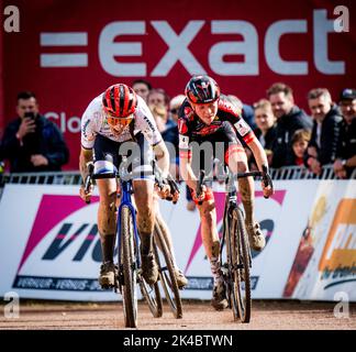 Dutch Denise Betsema, Dutch Lucinda Brand et Dutch FEM Van Empel photographiés en action lors de la course d'élite féminine de l'épreuve cycliste 'Berencross Meulebeke', course 3/8 dans la compétition 'Exact Cross', samedi 01 octobre 2022 à Meulebeke. BELGA PHOTO JASPER JACOBS Banque D'Images