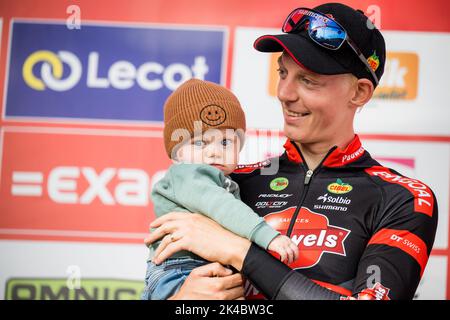 Le Belge Michael Vanthourenhout célèbre sur le podium après avoir remporté la course d'élite masculine de l'épreuve cycliste 'Berencross Meulebeke', course 3/8 dans la compétition 'Exact Cross', samedi 01 octobre 2022 à Meulebeke. BELGA PHOTO JASPER JACOBS Banque D'Images