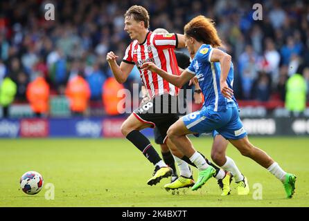 Sheffield, Royaume-Uni. 1st octobre 2022. Sander Berge, de Sheffield Utd, combat pour le ballon avec Hannibal Mejbri, de Birmingham City, lors du match de championnat Sky Bet à Bramall Lane, Sheffield. Crédit photo à lire: Lexy Illsley/Sportimage crédit: Sportimage/Alamy Live News Banque D'Images