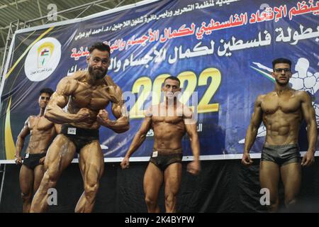 Gaza, Palestine. 01st octobre 2022. Les athlètes palestiniens affichent leurs compétences lors d'un championnat local pour les athlètes entre les clubs palestiniens de la ville de Gaza. La Fédération palestinienne du culturisme a organisé un championnat local pour les athlètes entre les clubs palestiniens de la ville de Gaza. (Photo par Ahmed Zakot/SOPA Images/Sipa USA) crédit: SIPA USA/Alay Live News Banque D'Images