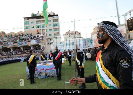 Gaza, Palestine. 01st octobre 2022. Les partisans du mouvement palestinien du Hamas assistent à un rassemblement soutenant la mosquée Al-Aqsa de Jérusalem à Gaza. Le Hamas a organisé un rassemblement demandant à Israël de mettre fin aux attaques contre les Palestiniens à Jérusalem et sur la rive ouest et a envoyé des messages menaçant Israël s'il poursuit ses attaques. Crédit : SOPA Images Limited/Alamy Live News Banque D'Images