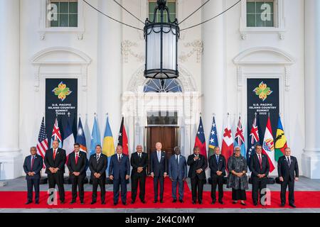 Washington, États-Unis d'Amérique. 29 septembre 2022. Le président américain Joe Biden se tient avec des représentants des nations des îles du Pacifique lors du Sommet des États-Unis et des îles du Pacifique au Portico nord de la Maison Blanche, 29 septembre 2022 à Washington, D.C., de gauche à droite, le président de la Nouvelle-Calédonie Louis Mapou, le Premier ministre des Tonga Siaosi Sovaleni, le président des Palaos Surangel Whipps Jr., Tuvalu Premier ministre Kausa Natano, Président de la Micronésie David Panuelo, Fidji Premier ministre Josaia Voreqe Bainimarama, Biden, Îles Salomon Premier ministre Manassé Sogavare, Papouasie-Nouvelle-Guinée Premier ministre James Banque D'Images