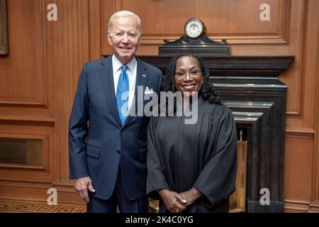 Washington, États-Unis d'Amérique. 30th septembre 2022. Washington, États-Unis d'Amérique. 30 septembre 2022. Joe Biden, président des États-Unis, pose avec le juge associé de la Cour suprême Ketanji Brown Jackson à la suite de l'investiture de cérémonie à la salle de conférence des juges, 30 septembre 2022 à Washington, DC crédit: Fred Schilling/Collection de la Cour suprême des États-Unis/Alamy Live News Banque D'Images