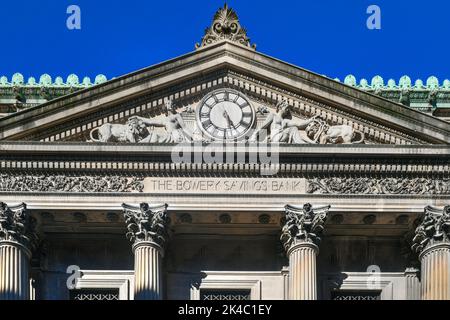 New York- 26 septembre 2021 : façade de la banque d'épargne Bowery. La Bowery Savings Bank de New York a été affrétée en mai 1834. Banque D'Images