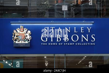 Un revendeur de timbres Stanley Gibbons magasiner dans The Strand Banque D'Images