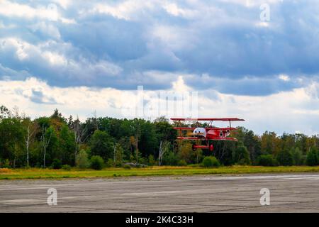 Un triplane se chargeant sur un ancien aérodrome d'Allstedt pour le festival de l'aérodrome par beau temps Banque D'Images