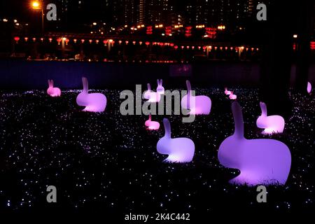 Les membres masqués du public profitent de la lanterne et du modèle de festival au parc Shatin, New Territories, Hong Kong 12th sept 2022 Banque D'Images